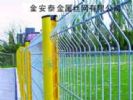 Curvy wire mesh fence